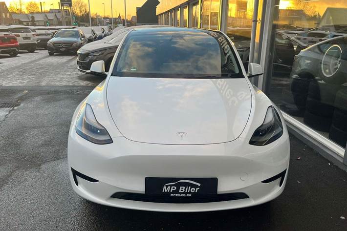 Hvid Tesla Model Y fra 2025