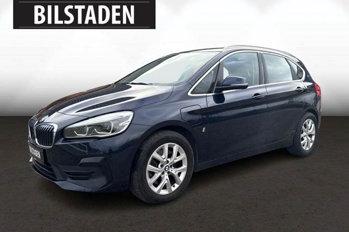 Blå BMW 225xe fra 2018 set udefra