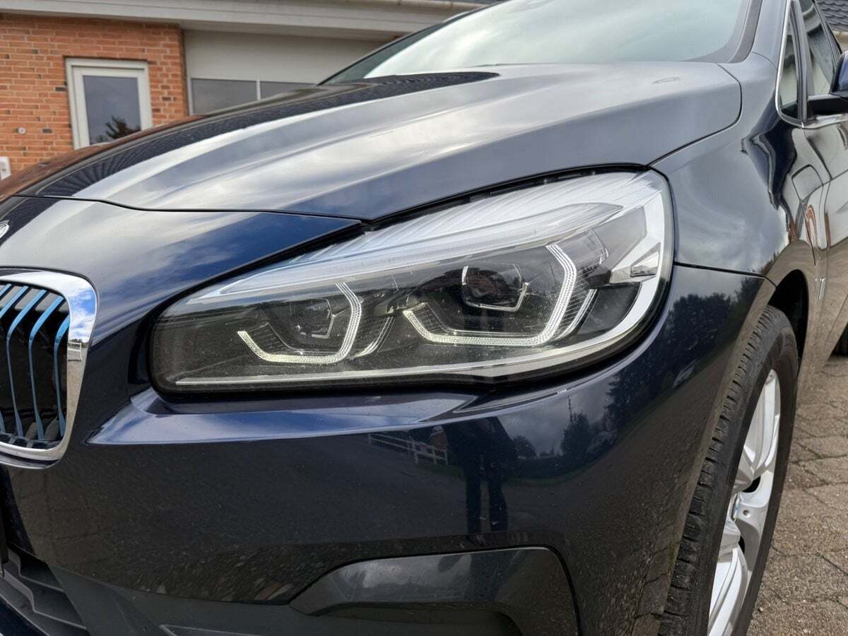 Blå BMW 225xe fra 2018
