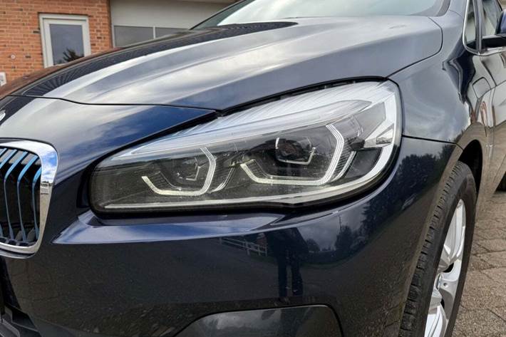 Blå BMW 225xe fra 2018