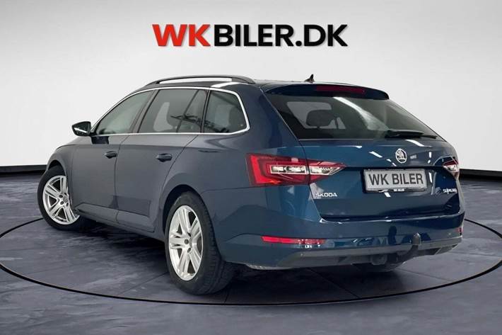 Blå Skoda Superb fra 2018