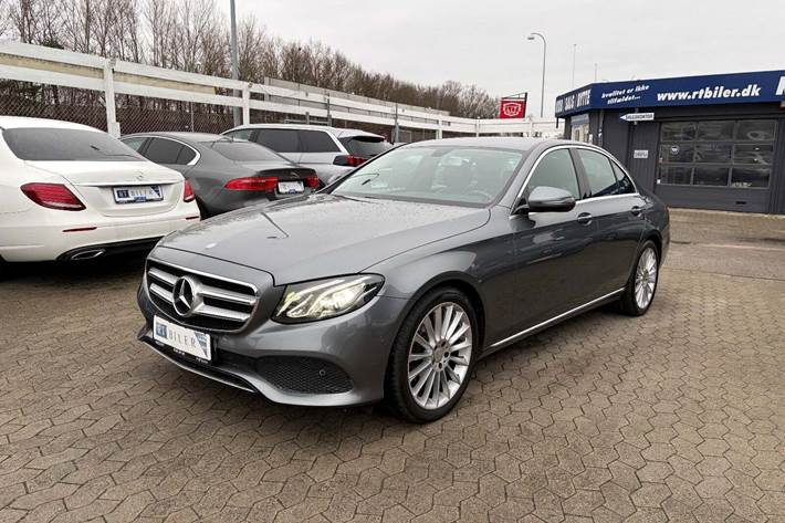 Hvid Mercedes E220 d fra 2017 set udefra