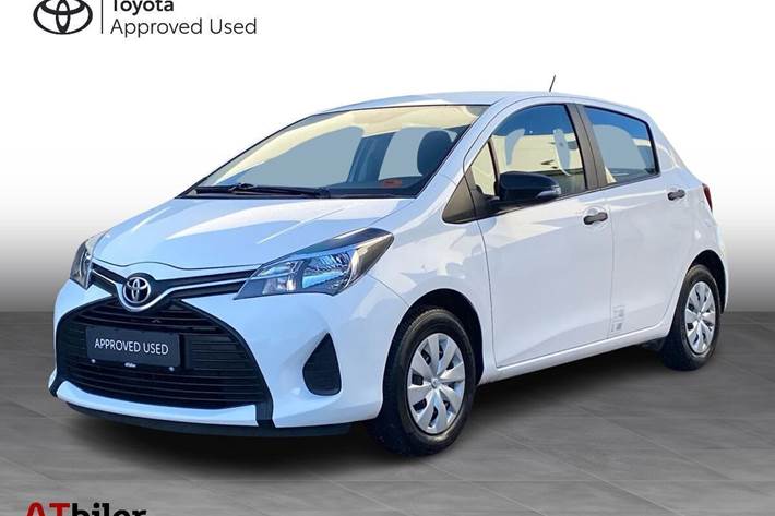 Hvid Toyota Yaris fra 2016 set udefra