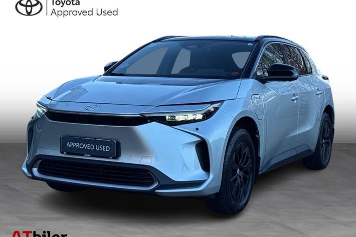 Sølv Toyota BZ4X fra 2023 set udefra