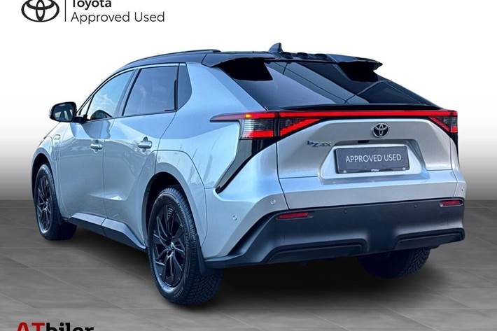Sølv Toyota BZ4X fra 2023