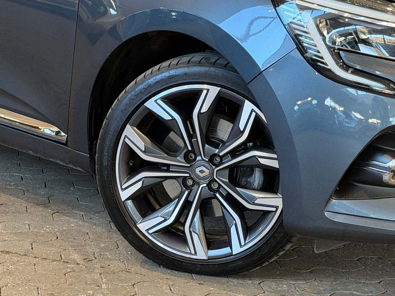 Grå Renault Clio V fra 2020