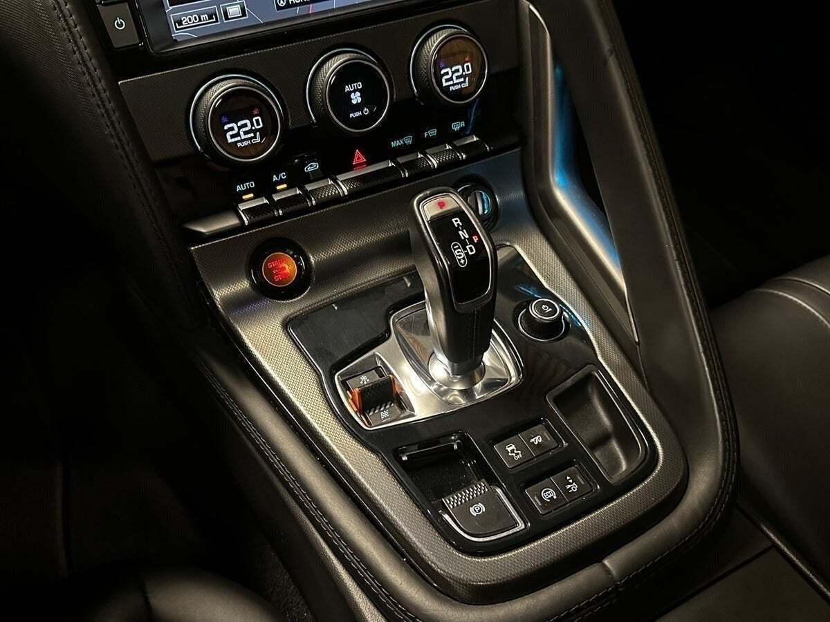 Sort Jaguar F-Type fra 2014