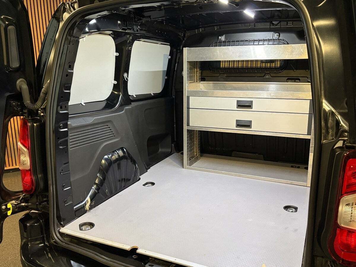 Sort Peugeot e-Partner fra 2022