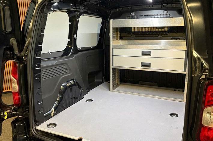 Sort Peugeot e-Partner fra 2022