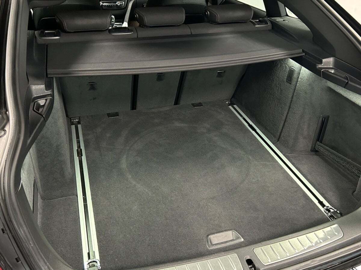 Sort BMW 320i fra 2016