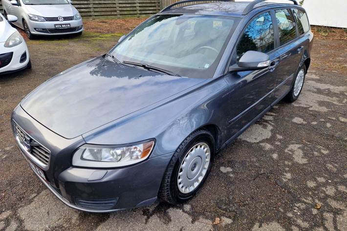 Grå Volvo V50 fra 2011 set udefra