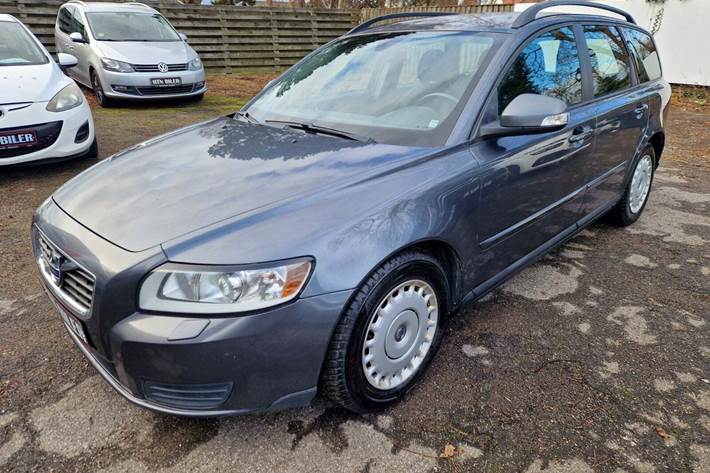 Grå Volvo V50 fra 2011 set udefra