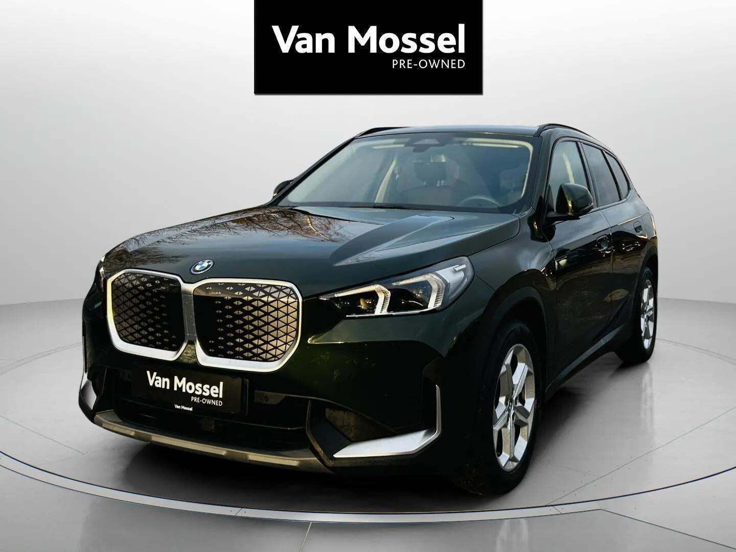 Grøn BMW iX1 fra 2024