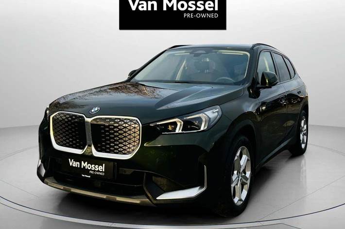 Grøn BMW iX1 fra 2024 set udefra