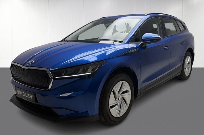 Blå Skoda Enyaq fra 2023 set udefra