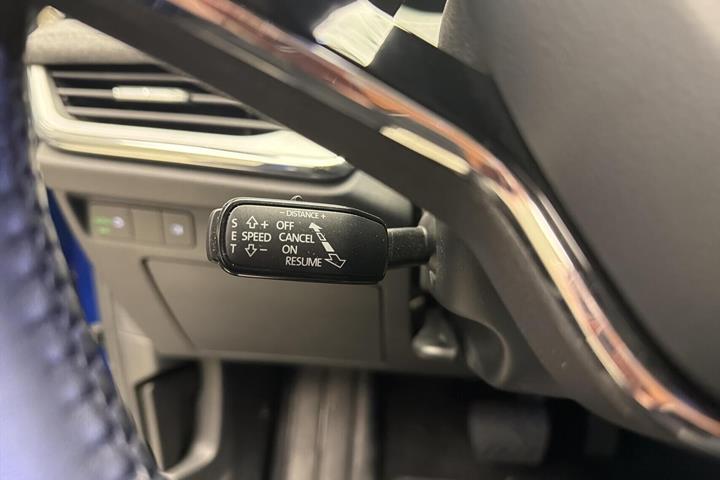 Blå Skoda Enyaq fra 2023