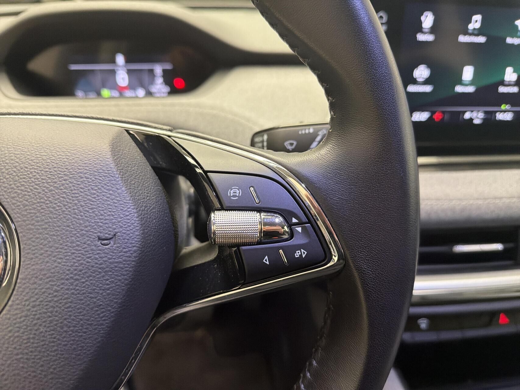 Blå Skoda Enyaq fra 2023