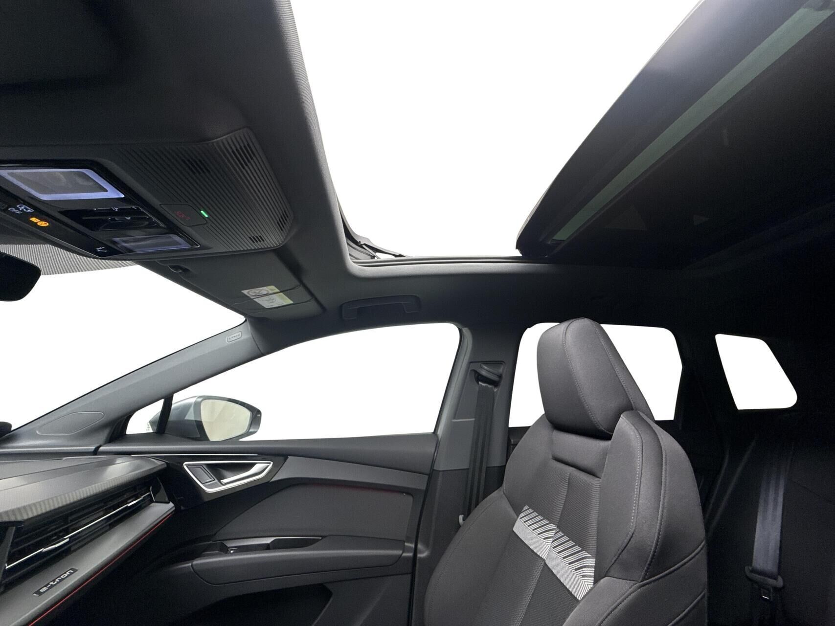 Grå Audi Q4 fra 2025