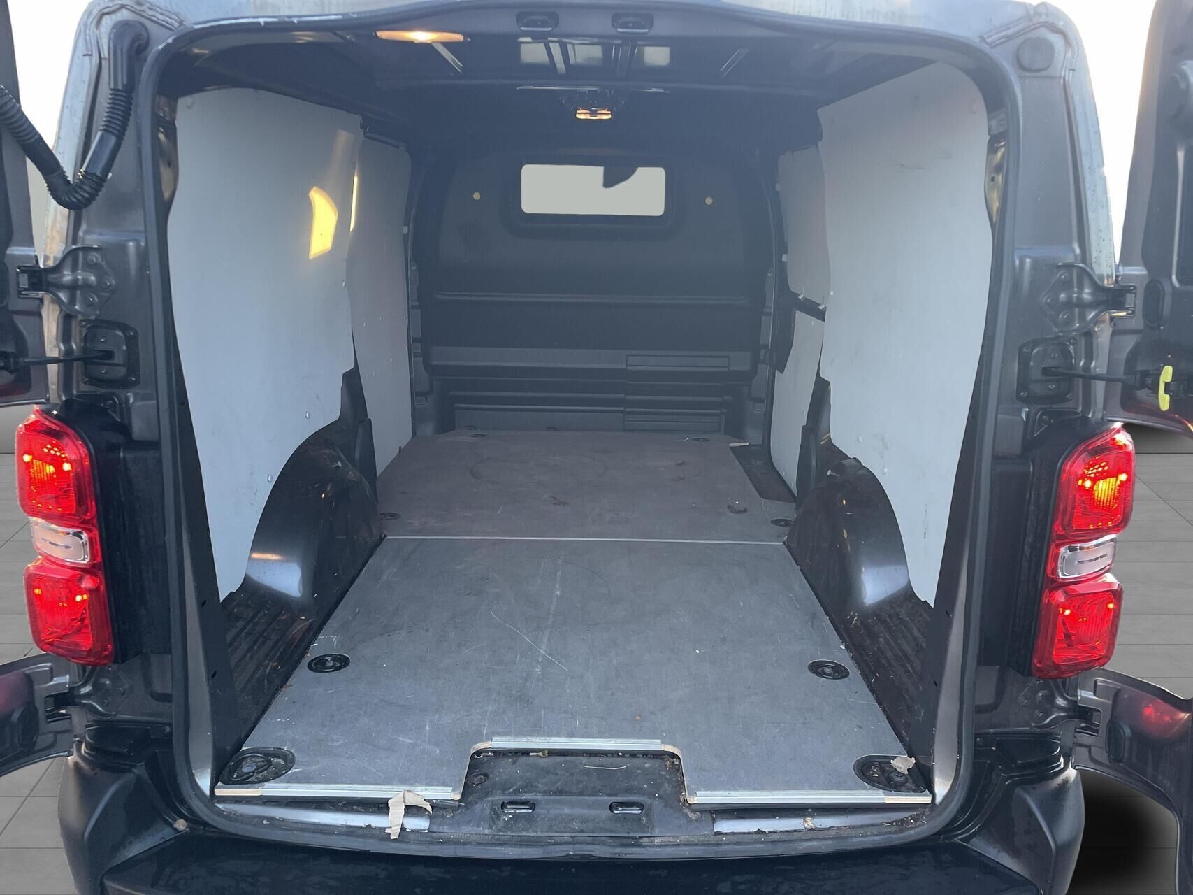 Grå Toyota ProAce fra 2024