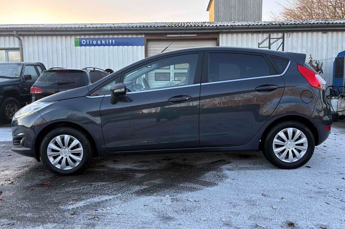 Grå Ford Fiesta fra 2014
