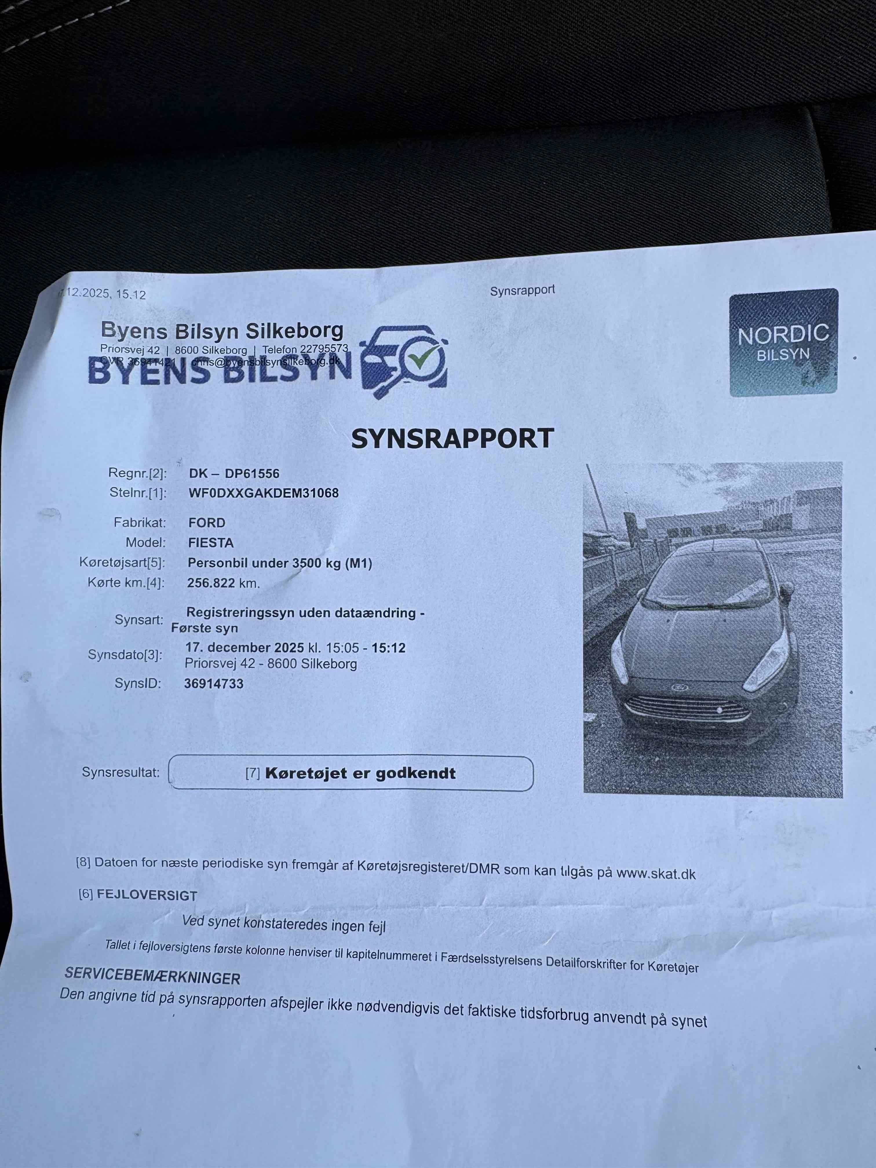 Grå Ford Fiesta fra 2014