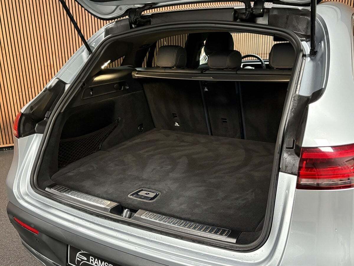 Sølv Mercedes EQC400 fra 2020