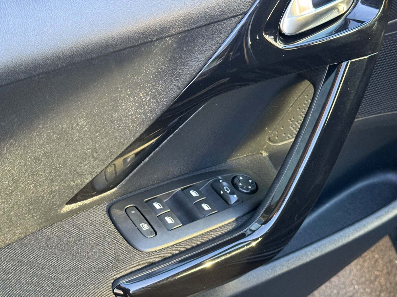 Sort Peugeot 208 fra 2018