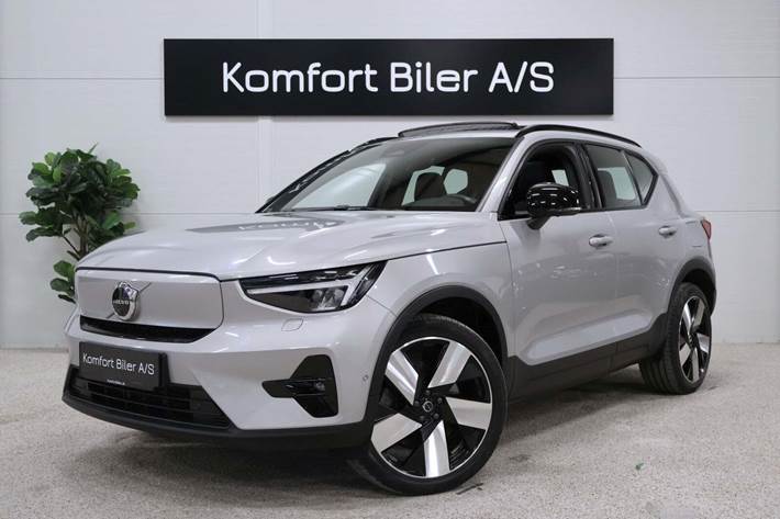 Sølv Volvo XC40 fra 2023 set udefra
