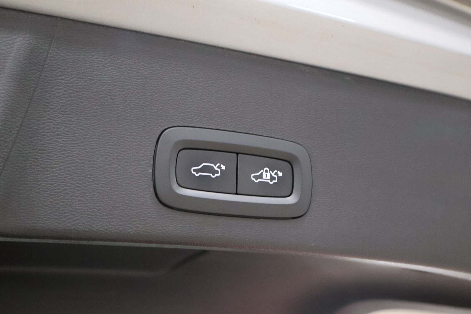 Sølv Volvo XC40 fra 2022