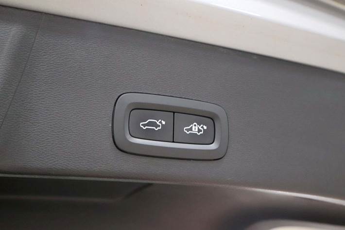 Sølv Volvo XC40 fra 2023