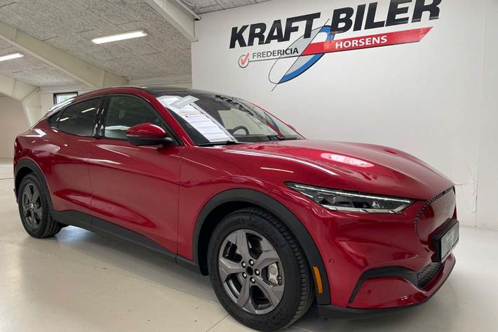 Rød Ford Mustang Mach-E fra 2023 set udefra