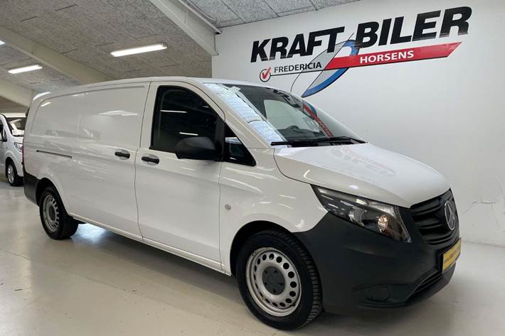 Hvid Mercedes Vito 114 fra 2022