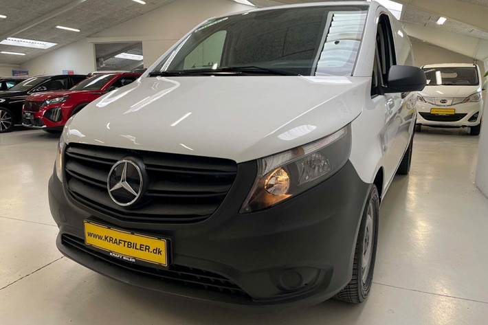 Hvid Mercedes Vito 114 fra 2022