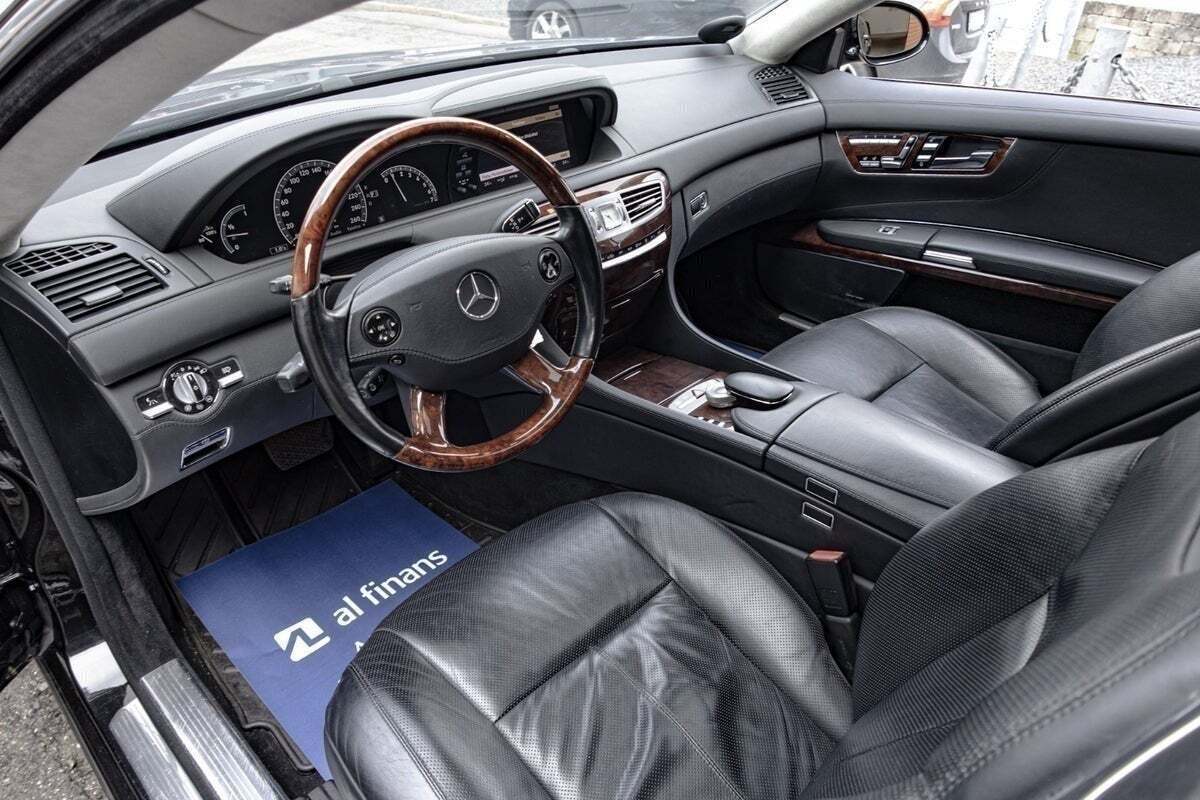 Sort Mercedes CL500 fra 2008 set indefra