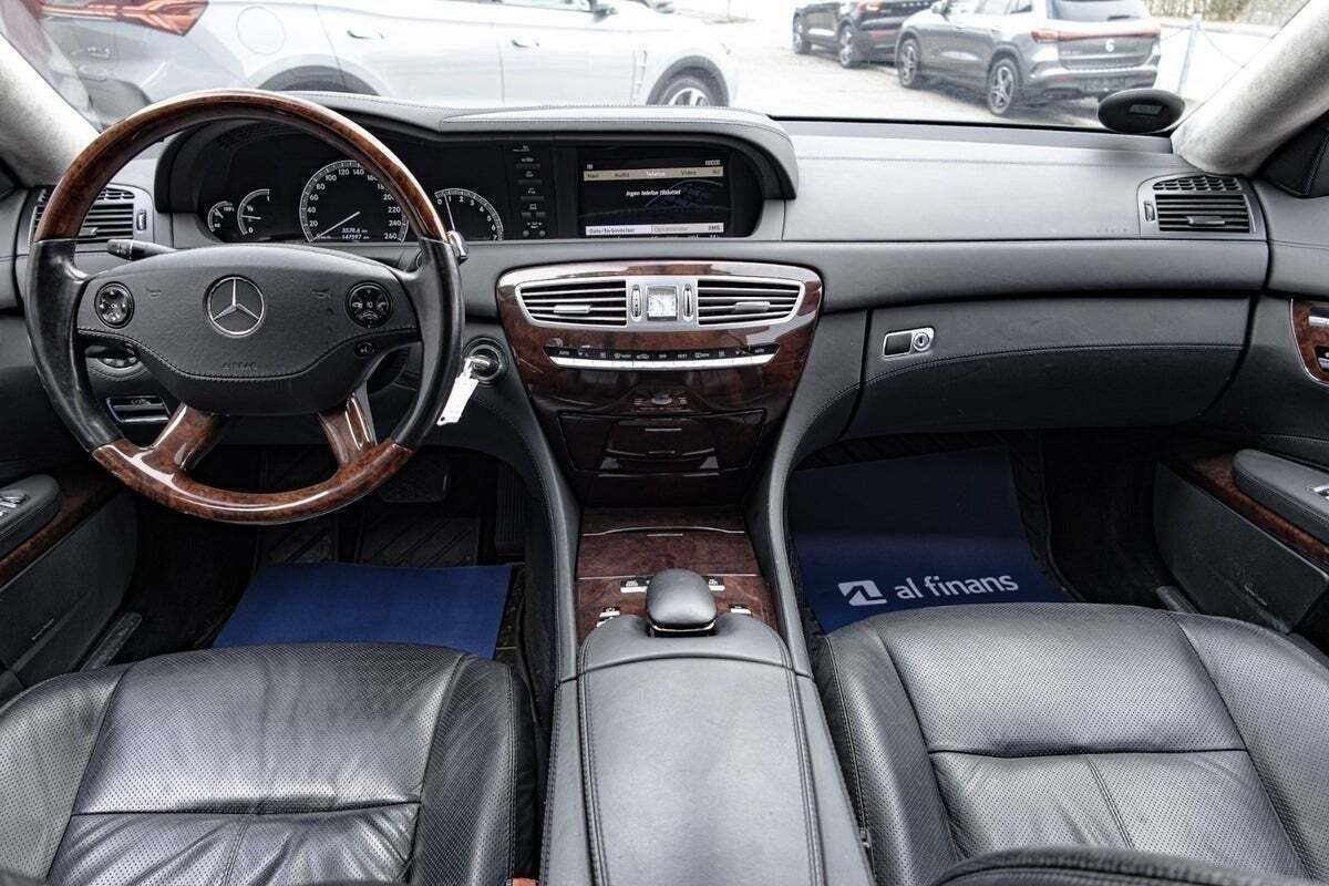 Sort Mercedes CL500 fra 2008 set indefra