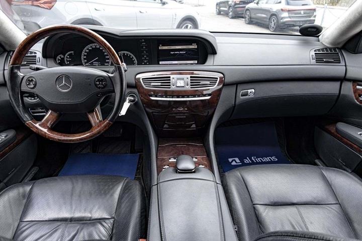 Sort Mercedes CL500 fra 2008 set indefra