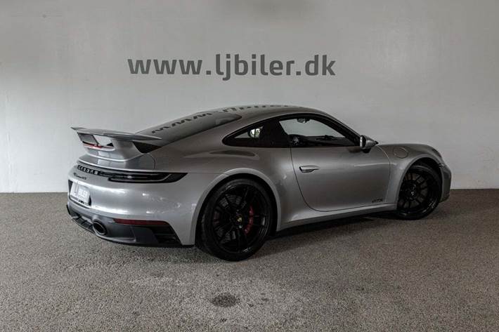 Sølv Porsche 911 Carrera GTS fra 2022