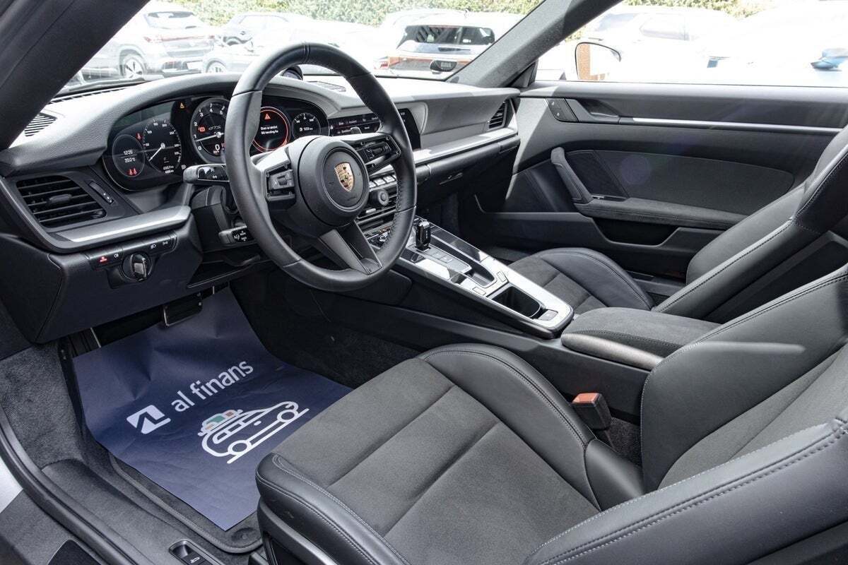 Sølv Porsche 911 Carrera GTS fra 2022 set indefra