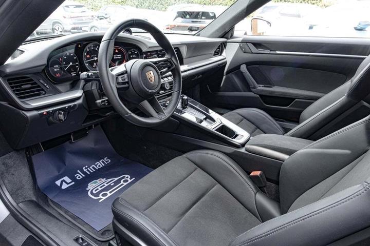 Sølv Porsche 911 Carrera GTS fra 2022 set indefra