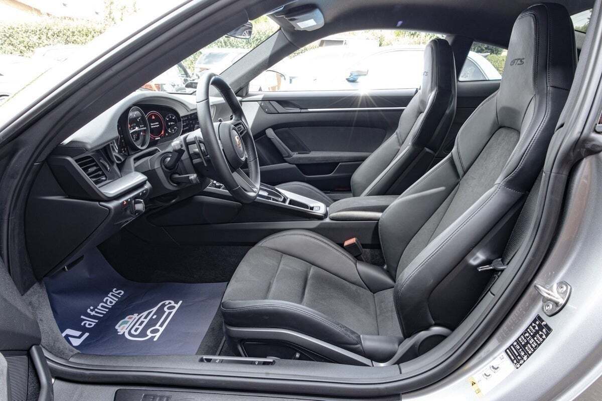 Sølv Porsche 911 Carrera GTS fra 2022 set indefra