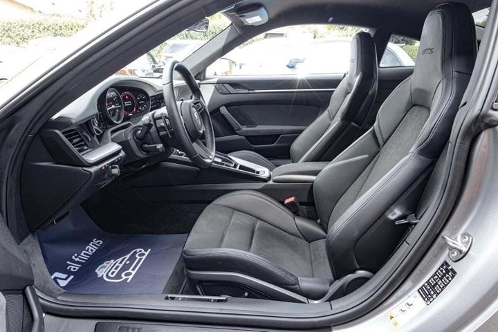 Sølv Porsche 911 Carrera GTS fra 2022 set indefra