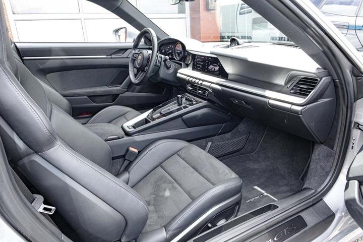Sølv Porsche 911 Carrera GTS fra 2022 set indefra