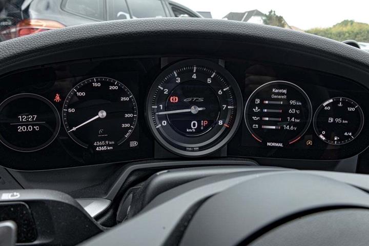 Sølv Porsche 911 Carrera GTS fra 2022