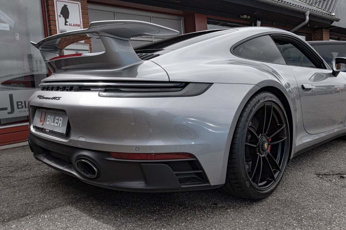 Sølv Porsche 911 Carrera GTS fra 2022
