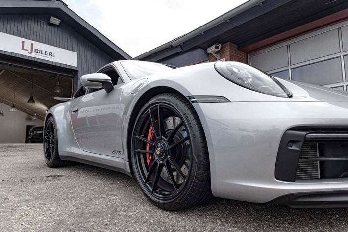 Sølv Porsche 911 Carrera GTS fra 2022