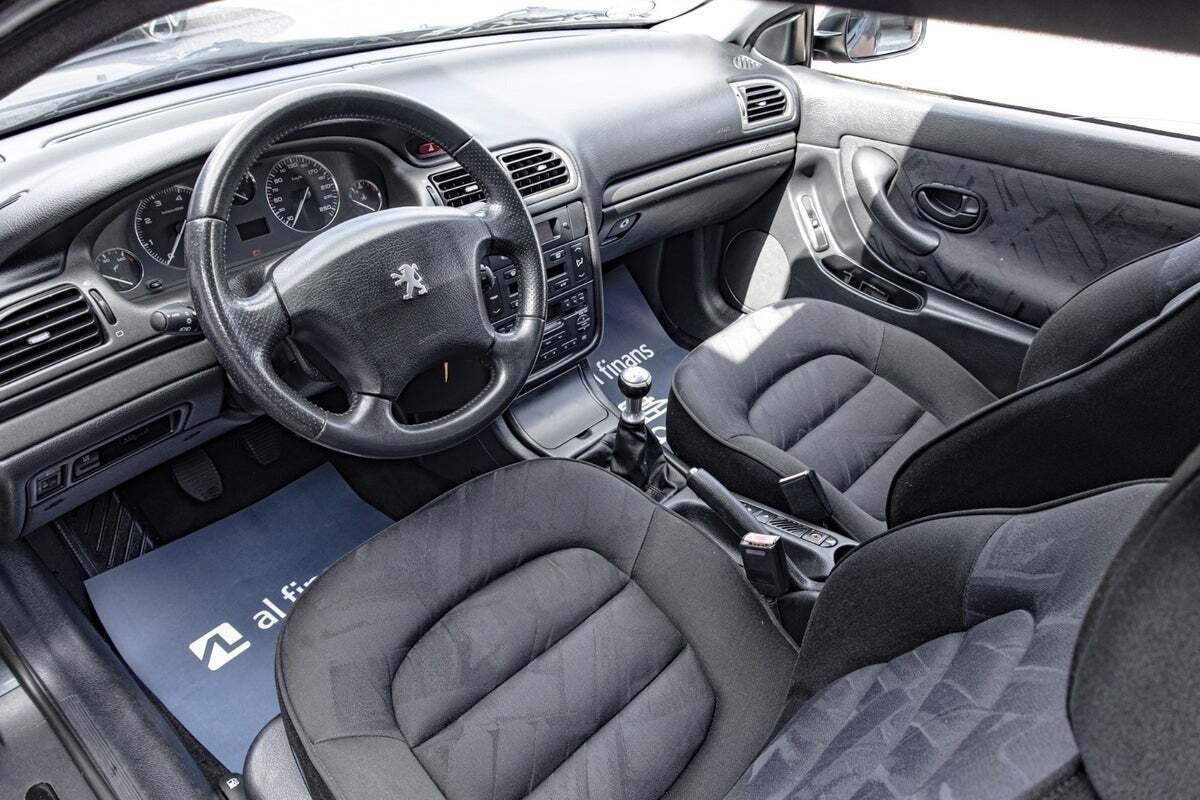 Grå Peugeot 406 fra 2001 set indefra