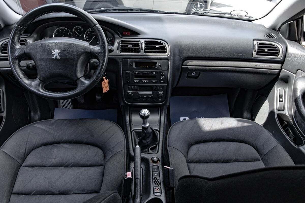 Grå Peugeot 406 fra 2001 set indefra
