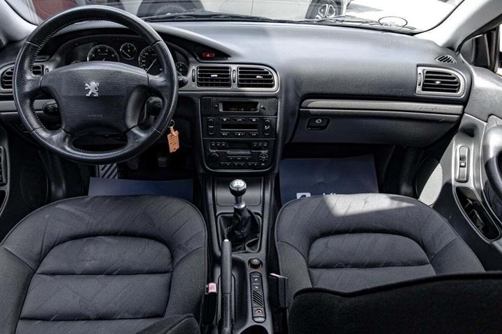 Grå Peugeot 406 fra 2001 set indefra