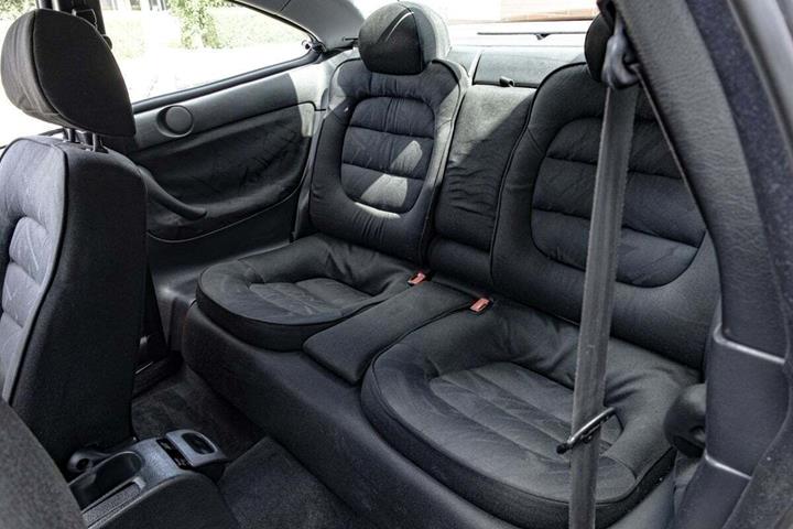 Grå Peugeot 406 fra 2001 set indefra