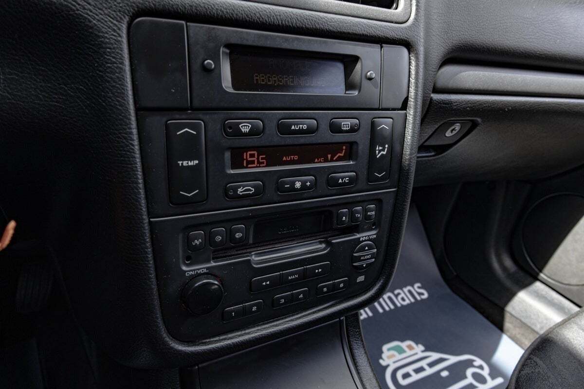 Grå Peugeot 406 fra 2001 set indefra